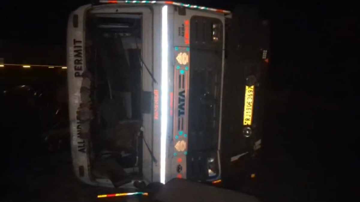 दर्दनाक हादसा: लोहे के सरिए से भरा ट्रक सड़क किनारे खड़ी जीप पर पलटा, दबने से दो की मौत