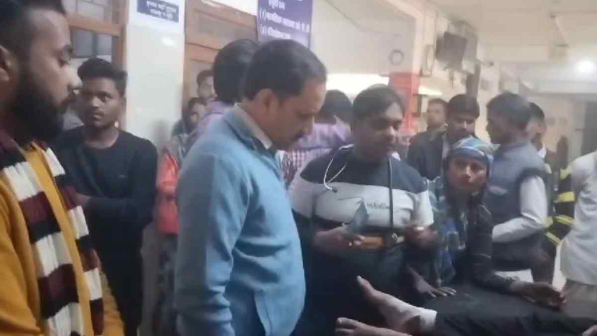 स्कूल के शौचालय की गिरी दीवार: 3 बच्चे हुए घायल, छात्रों से मिलने जिला अस्पताल पहुंचे कलेक्टर, डॉक्टर को दिए निर्देश