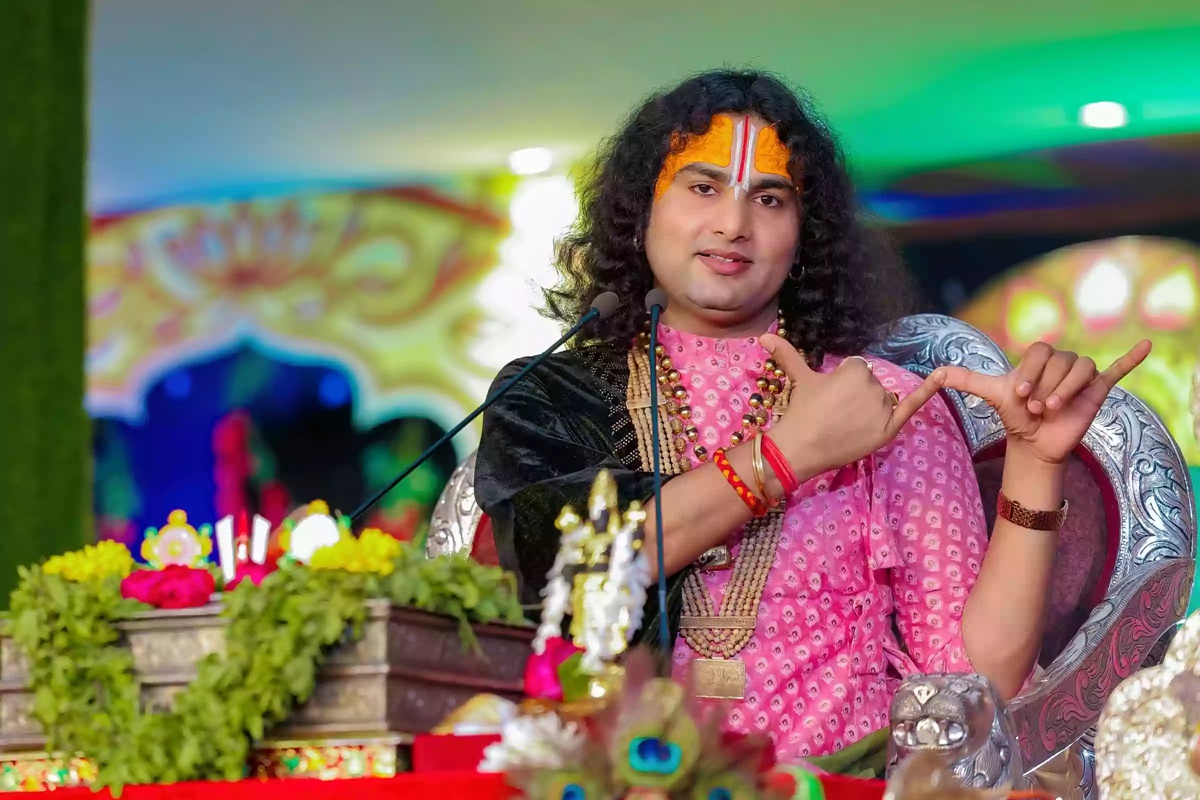 EXCLUSIVE: ग्वालियर पहुंचे अनिरुद्धाचार्य महाराज, ‘बटेंगे तो कटेंगे’ पर बोले- कश्मीर में बंटे थे इसलिए कटे, बॉलीवुड को ठहराया लोगों को शराबी बनाने का जिम्मेदार, सीएम डॉ. मोहन से की गाय को राज्यमाता का दर्जा देने की मांग