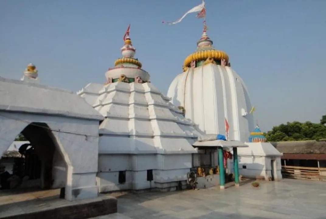 बड़ा ओशा के अवसर पर धबलेश्वर मंदिर में उमड़े श्रद्धालु, यातायात पर प्रतिबंध