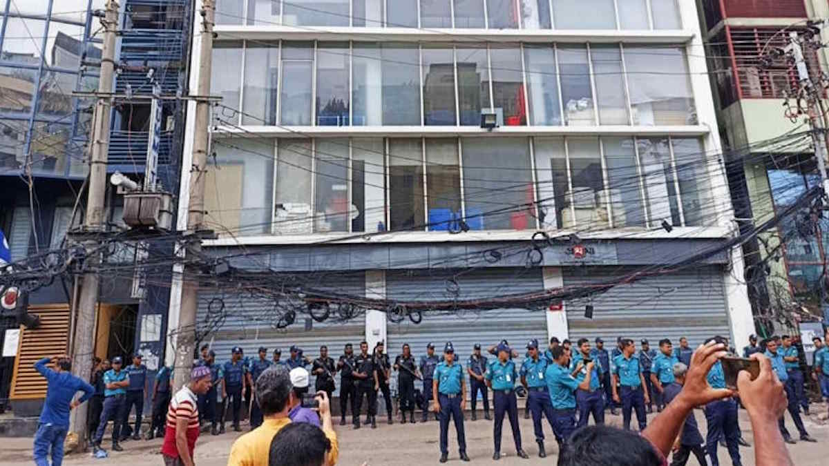 बांग्लादेश में निशाने पर प्रेस, कट्टपंथियों के हमले के बाद ‘प्रोथोम अलो’ के संपादक ने कहा – ‘पीछे नहीं हटेंगे’