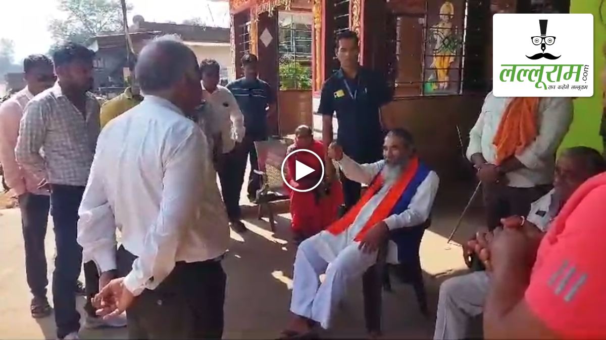 सांसद भोजराज नाग के फिर बिगड़े बोल: सड़क निर्माण में लापरवाही पर ठेकेदार को लगाई लताड़, कहा- ‘कान पकड़कर ले जाकर दिखाऊंगा’, देखें वायरल VIDEO