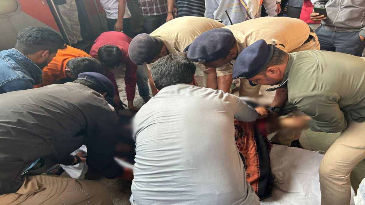 चलती ट्रेन से उतरने के दौरान बड़ा हादसा, प्लेटफॉर्म के बीच पैर फंसने से महिला की मौत, बेटी से मुलाकात कर लौट रही थी घर