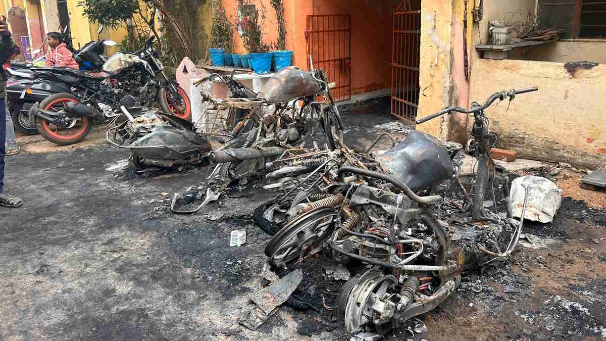 BREAKING : राजधानी में रात के अंधेरे में शरारती तत्वों ने आठ गाड़ियों को किया आग के हवाले, देखिए वीडियो