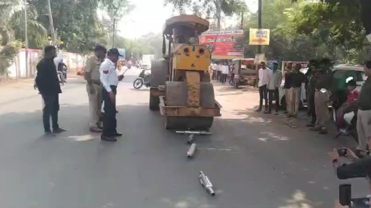 Bulldozer Action: कानफोड़ू साइलेंसर पर चला बुलडोजर, चालानी कार्रवाई कर बाइकर्स को दी समझाइश