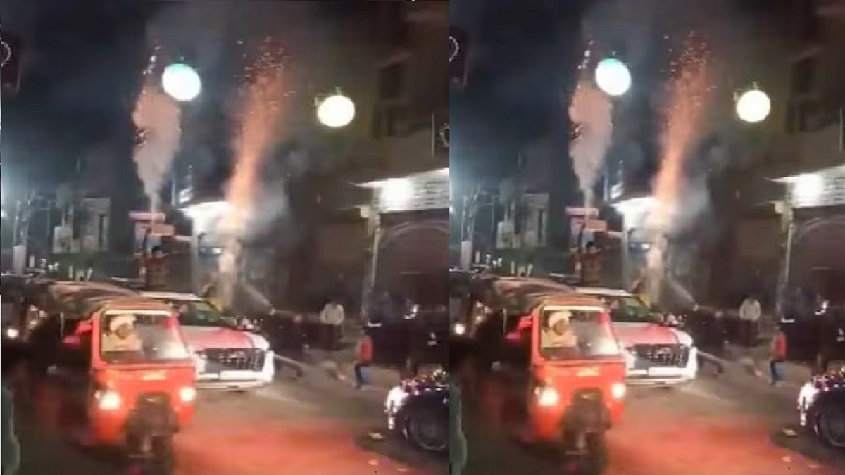 शादी में आतिशबाजी करना पड़ा भारी : एक चिंगारी और दूल्हे की कार का काम तमाम, VIDEO आया सामने