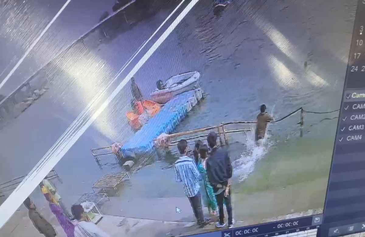 घाट पर नहाने के दौरान नदी में डूबा युवक, पुलिस की तत्परता से बची जान, CCTV फुटेज आया सामने