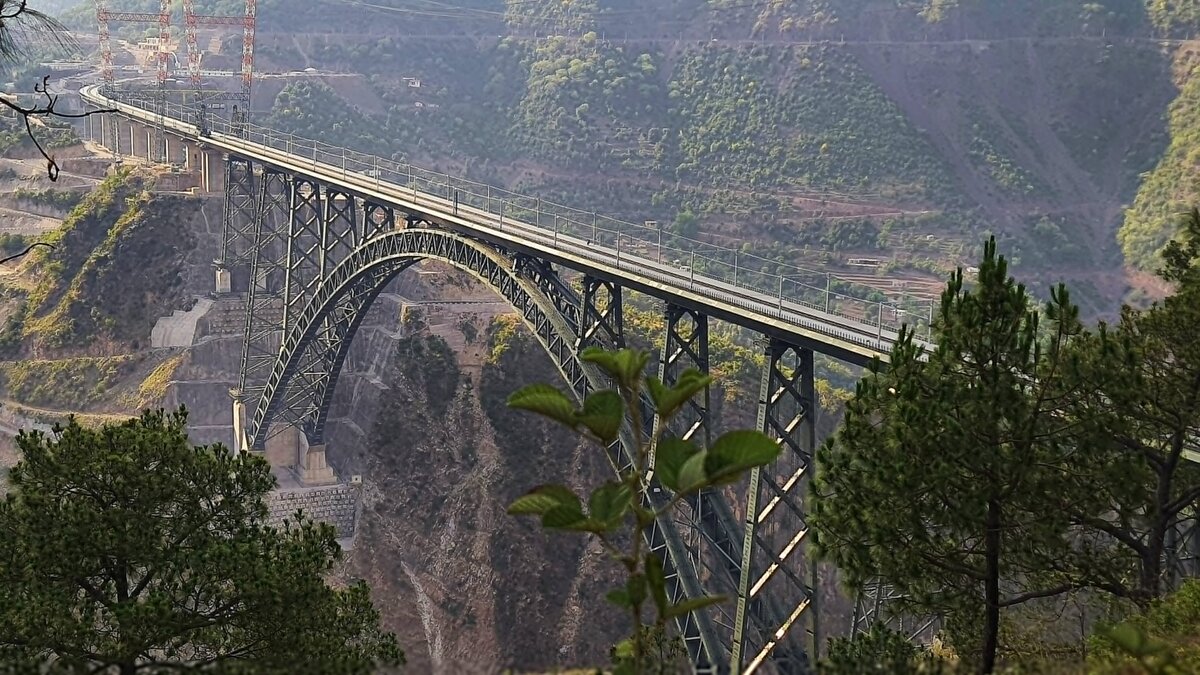 जम्मू और कश्मीर: आतंकी हमले की आशंका के बीच सुरक्षा बलों ने ‘चिनाब रेल ब्रिज’ पर किया मॉक ड्रिल…