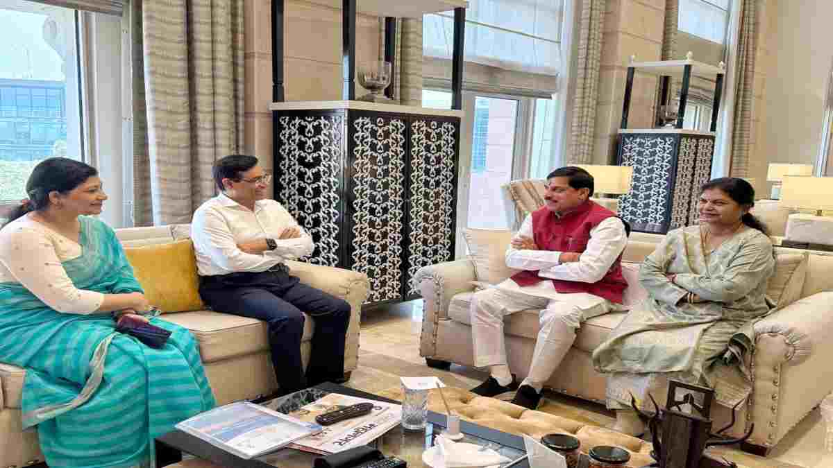 ’12th फेल’ IPS मनोज शर्मा से मिलने पहुंचे CM डॉ. मोहन, कहा- मुरैना नहीं पूरे MP को गौरवान्वित किया