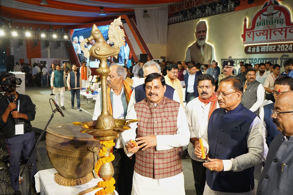 CG Rajyotsava 2024: CM डॉ. मोहन बोले- MP और CG सगे भाई, नक्सलियों के खिलाफ अभियान को लेकर की सीएम साय की तारीफ