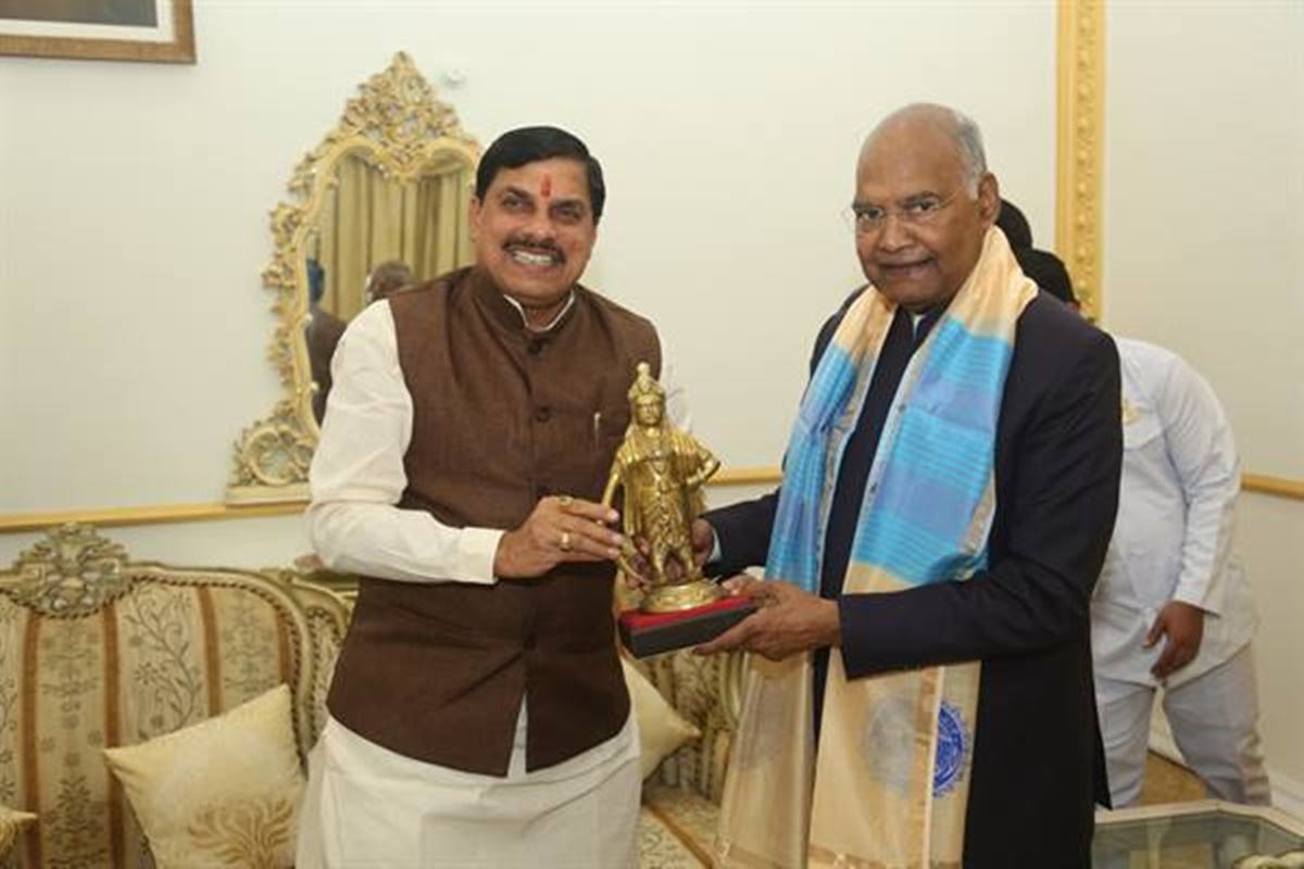 पूर्व राष्ट्रपति रामनाथ कोविंद का CM डॉ. मोहन ने किया स्वागत, मुख्यमंत्री ने स्मृति चिन्ह के रूप में भेंट की राजा भोज की प्रतिमा