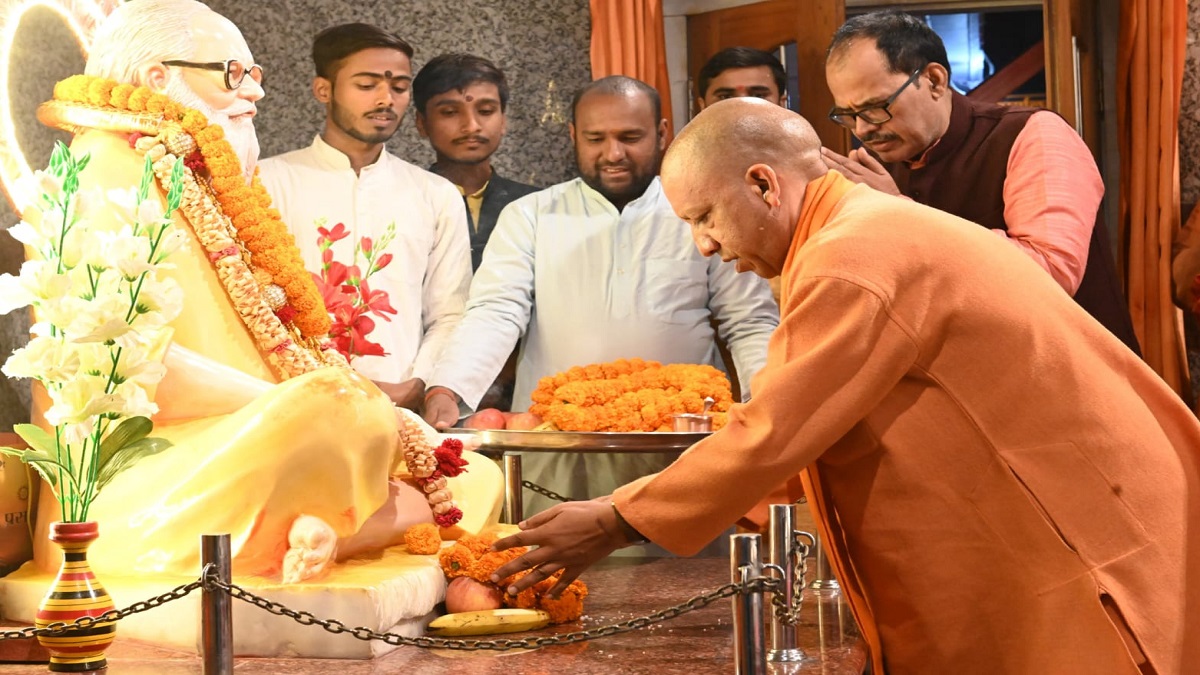 गोरखपुर पहुंचे सीएम योगी, ‘बाबा गोरखनाथ’ का दर्शन कर लिया आशीर्वाद , कल सामूहिक विवाह कार्यक्रम में होंगे शामिल