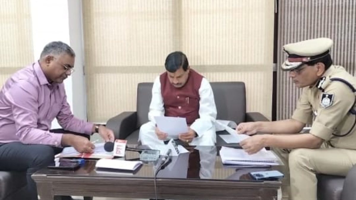 सीएम डॉ मोहन ने साइबर फ्रॉड को लेकर की चर्चा: कहा- हमें एमपी पुलिस पर गर्व, डिजिटल अरेस्ट से बचाये गए विवेक ओबेरॉय से फोन पर की बात