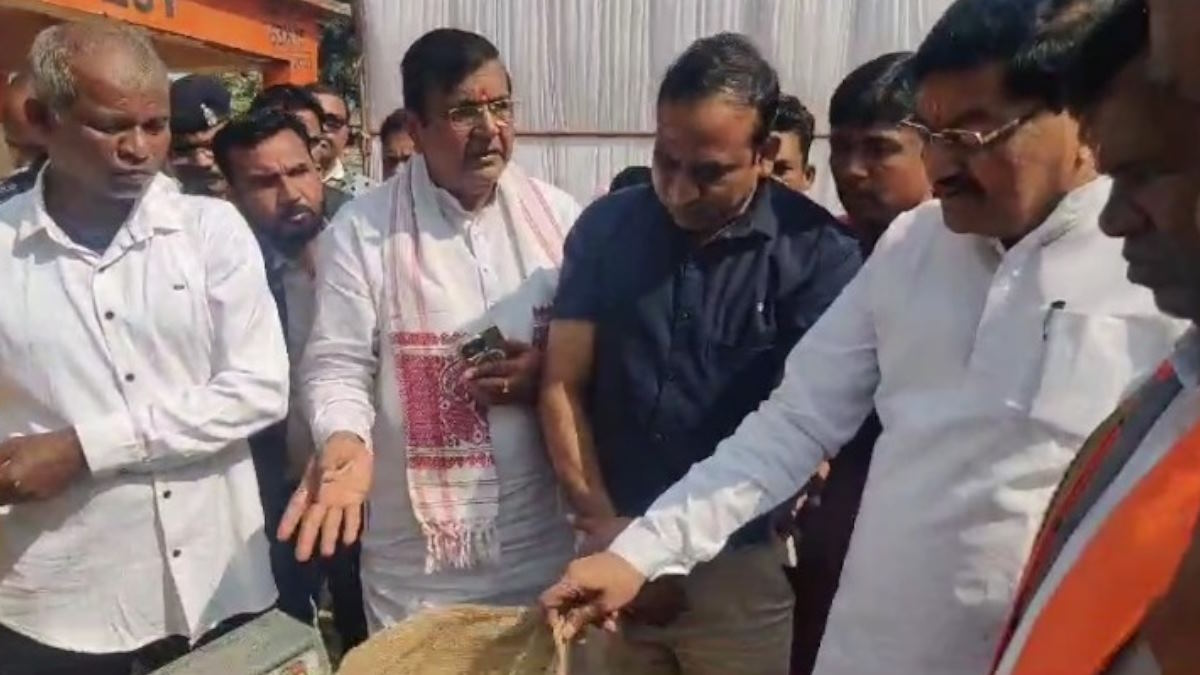 खाद्य मंत्री दयाल दास बघेल ने सूरजपुर से की प्रदेश में धान खरीदी की शुरुआत, समिति प्रबंधकों को चेताया…