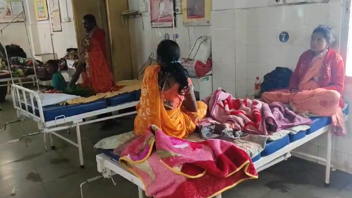 शर्मनाक! ओवर ब्लीडिंग पर नर्स ने प्रसूता के परिजनों से कराई पूरे वार्ड की धुलाई…