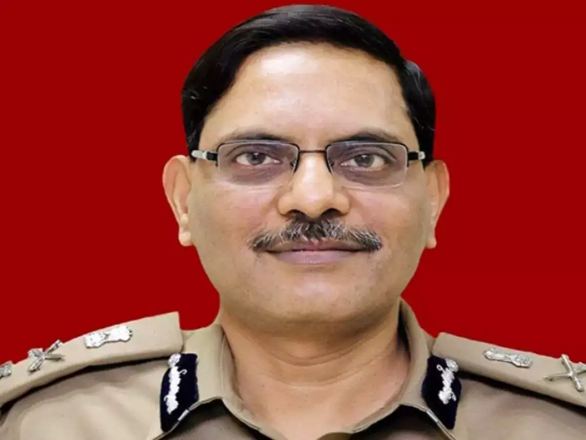 DGP सुधीर सक्सेना को विदाई समारोह में नहीं मिलेगी सलामी परेड! CM, मंत्री समेत अधिकारियों के लिए भी प्रथा खत्म, देखें स्पेशल DG का ये आदेश