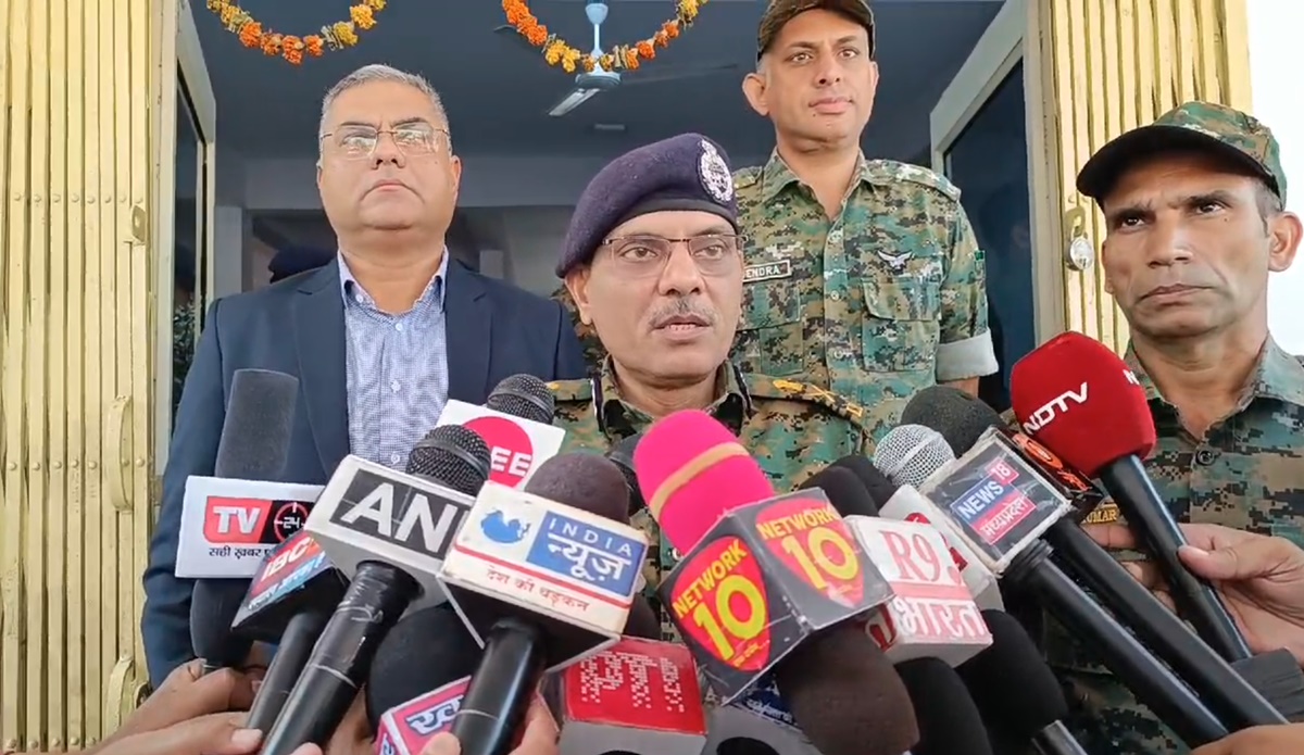 DGP सुधीर सक्सेना ने पुलिस अफसरों के साथ की बैठक, नक्सलियों के खात्मे को लेकर बनी रणनीति, बोले- फोर्स का मनोबल हाई