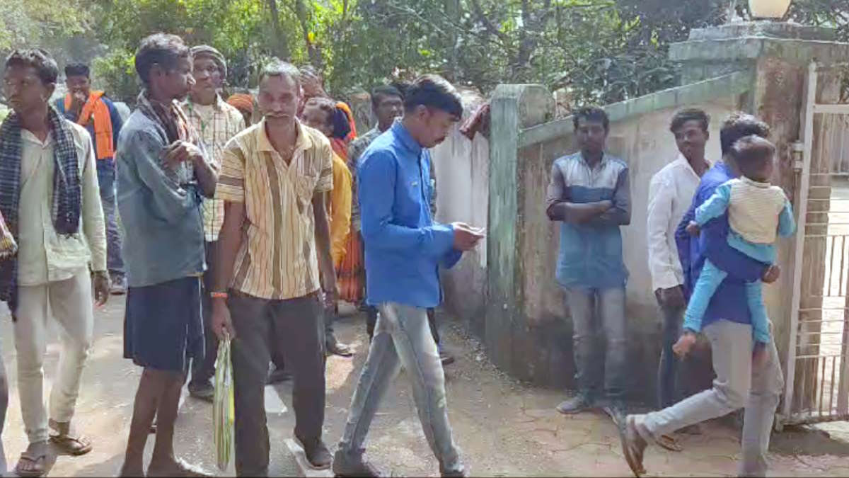 वन विभाग की चाकरी करने के बाद अब मजदूरी के लिए कार्यालयों का लगा रहे चक्कर, मजदूरों ने कहा- हम नहीं मांग रहे भीख…