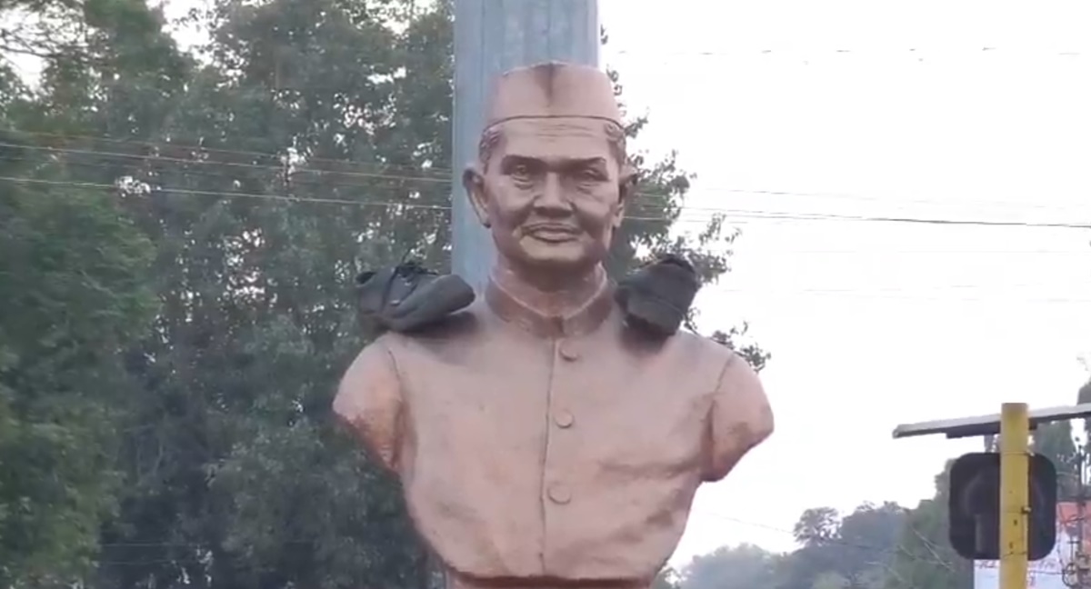 पूर्व PM लाल बहादुर शास्त्री के अपमान का मामला: प्रतिमा पर जूते रखने वाला आरोपी पकड़ाया, जानिए क्यों की थी ये हरकत
