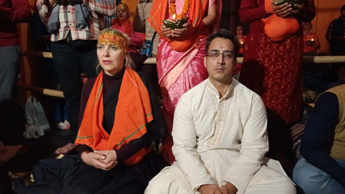 कमलेश्वर महादेव मंदिर में भक्तों की भीड़: संतान प्राप्ति के लिए रातभर हाथ में दीया लेकर की भगवान शिव आराधना, विदेशी जोड़ा भी आया नजर