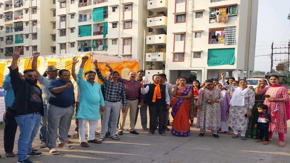 राजस्व अभियान से रुका सोसायटी का चुनावः विरोध में रहवासियों ने की नारेबाजी, एक दिसंबर को होगा चुनाव