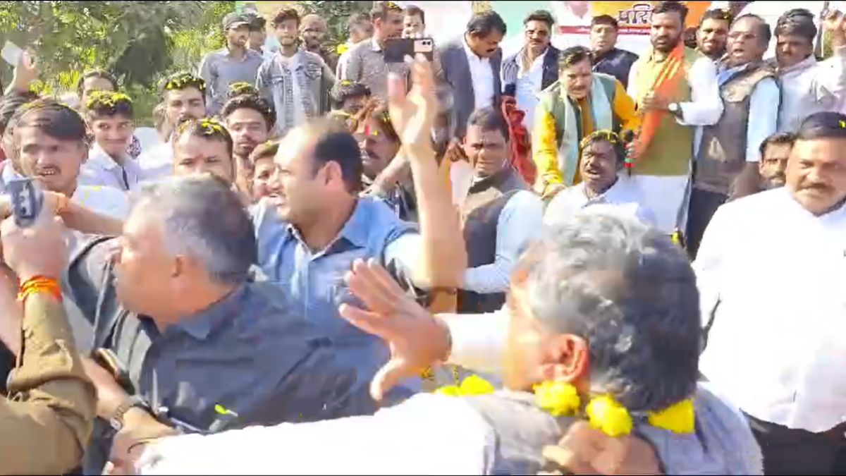 नेता जी की पिटाईः मंत्री और सासंद की मौजूदगी में पूर्व विधायक व बीजेपी प्रदेश उपाध्यक्ष से जमकर मारपीट, Video