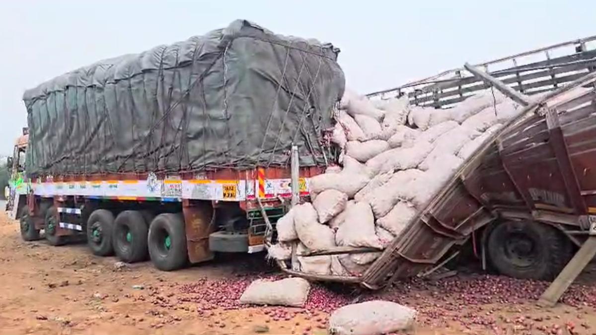 प्याज से भरे ट्रक ने बाइक को मारी टक्करः बाइक सवार की मौके पर ही दर्दनाक मौत, परिजनों ने सड़क पर दो घंटे लगाया जाम