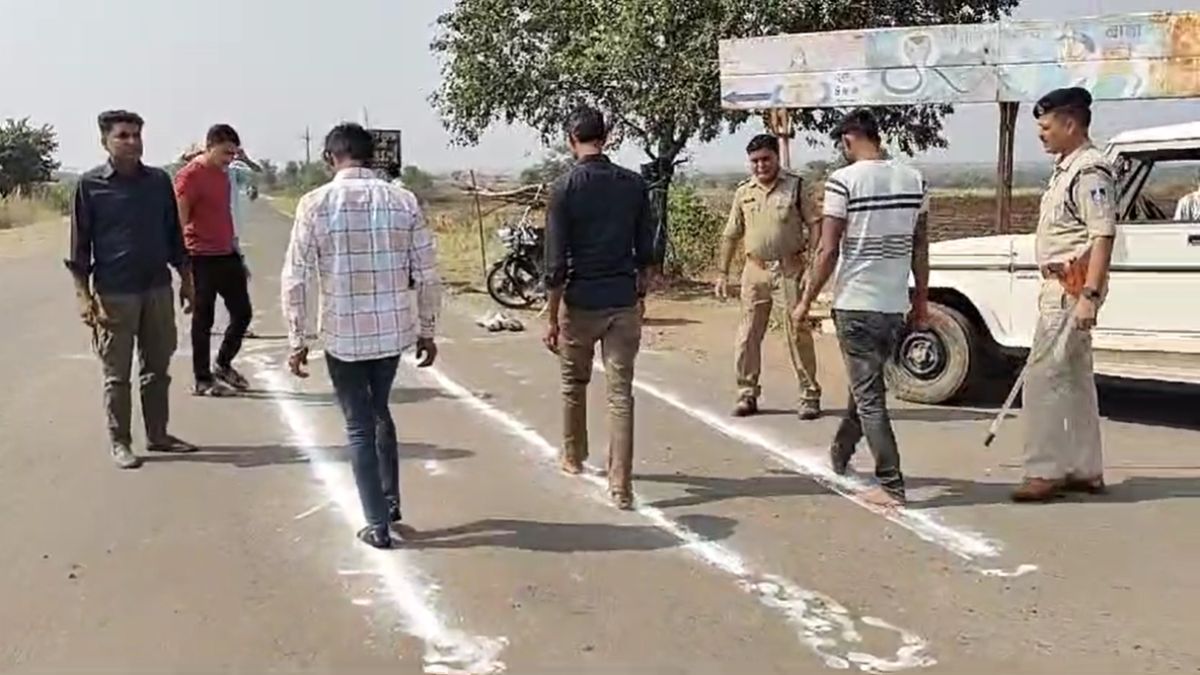 शराबियों की लक्ष्मण रेखाः नशे में धुत बाइक चालकों को मेडिकल चेक-अप के बाद चूने की लाइन पर चलाया, Video