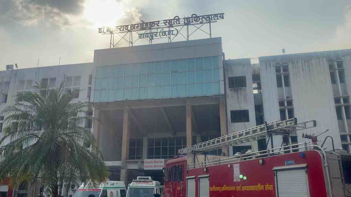 CG Breaking : मेकाहारा अस्पताल में आग लगने से मचा हड़कंप, देखें VIDEO…