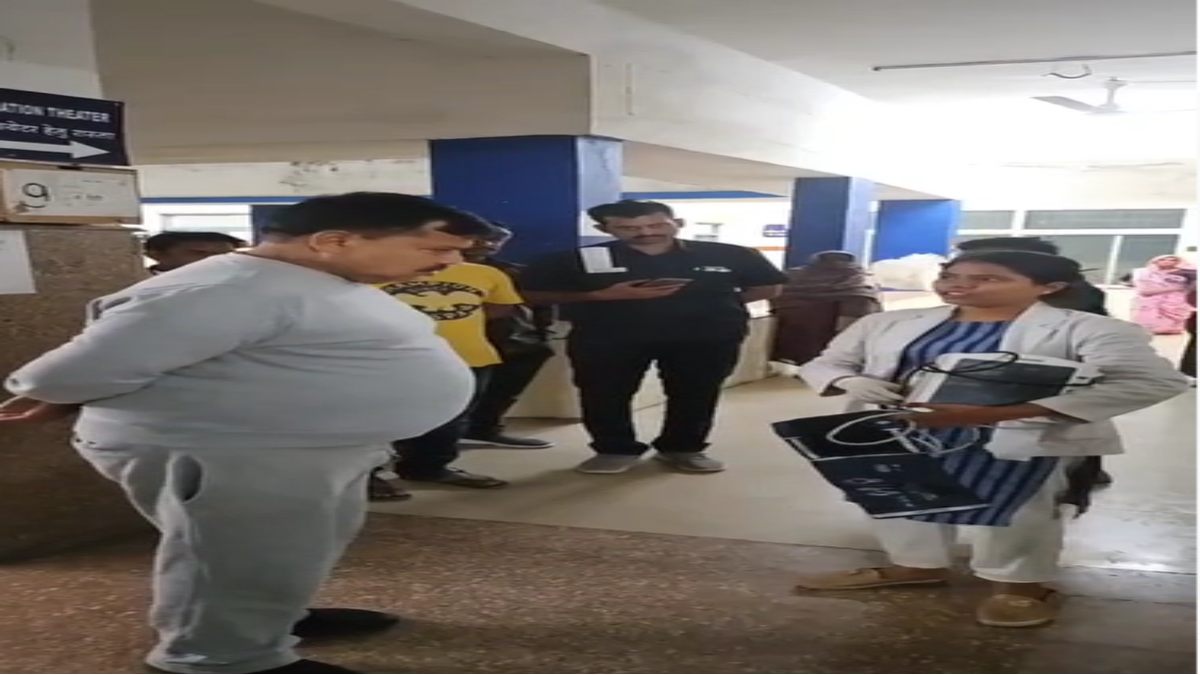 दो की जगह एक लड्डू देने पर मंत्री नाराजः आधी रात को पहुंचे थे सामुदायिक स्वास्थ्य केंद्र, जानिए क्या है मामला