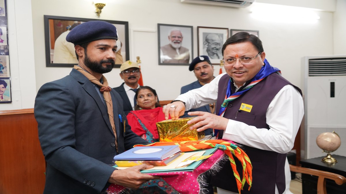 भारत स्काउट एंड गाइड का 75वां स्थापना दिवस, CM धामी को फ्लैग स्टिकर लगाकर किया अलंकृत