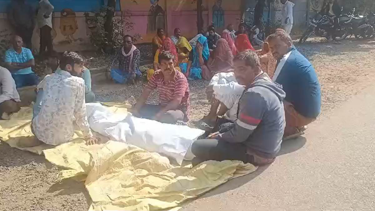 फिर एक किसान ने की आत्महत्याः तहसीलदार ने पैसे लेकर दबंगों का दिया साथ, पीड़ित को धमकाने का भी आरोप, कलेक्टर बंगले के सामने शव रखकर प्रदर्शन