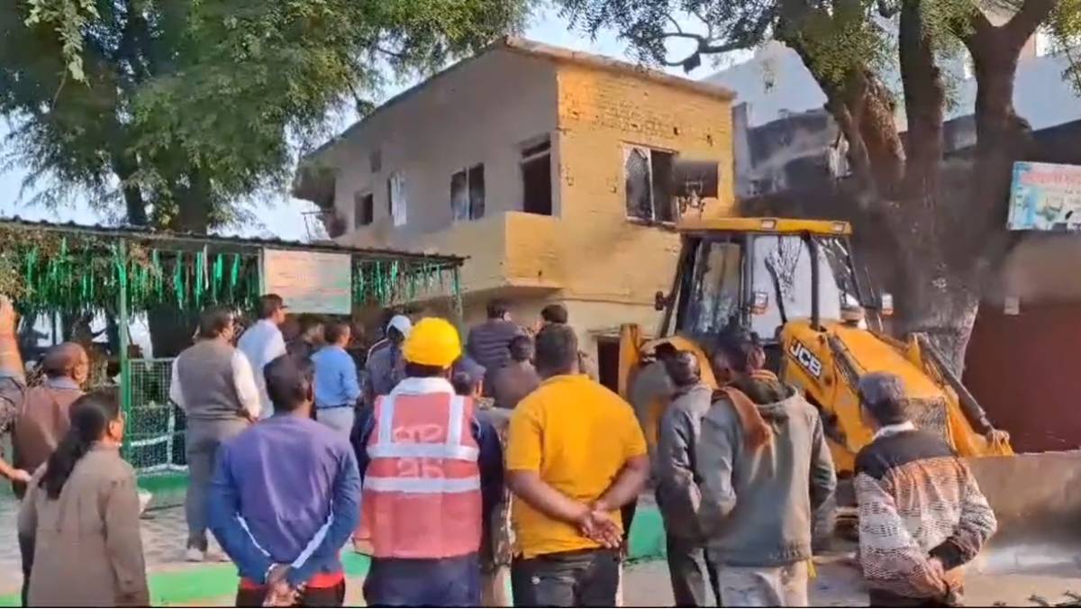 90 करोड़ की जमीन को कराया अतिक्रमणमुक्तः दरगाह की आड़ में बने मकानों पर चला प्रशासन का बुलडोजर
