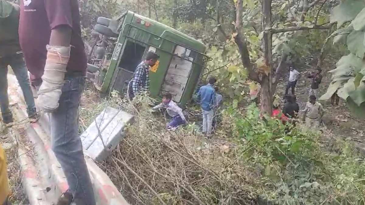 खंडवा सड़क हादसे में एक मौतः बाइक को टक्कर मारने के बाद बस पलटी, घायल 15 यात्री अस्पताल में भर्ती