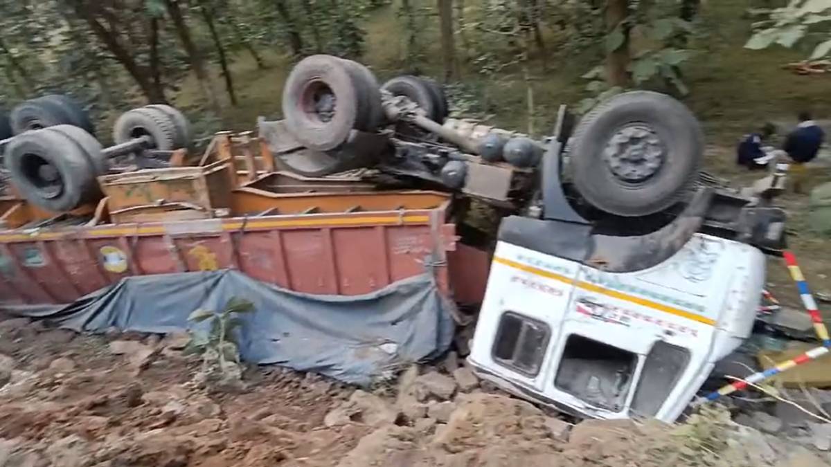 रफ्तार का कहरः सीमेंट से भरा ट्रक अनियंत्रित होकर पलटा, चालक की मौत, नेशनल हाइवे पर लगा जाम