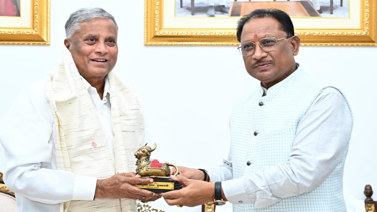 केंद्रीय रेल मंत्री वी. सोमन्ना पहुंचे छत्तीसगढ़, सीएम साय से  की मुलाकात, रेल परियोजनाओं के विकास पर की चर्चा…
