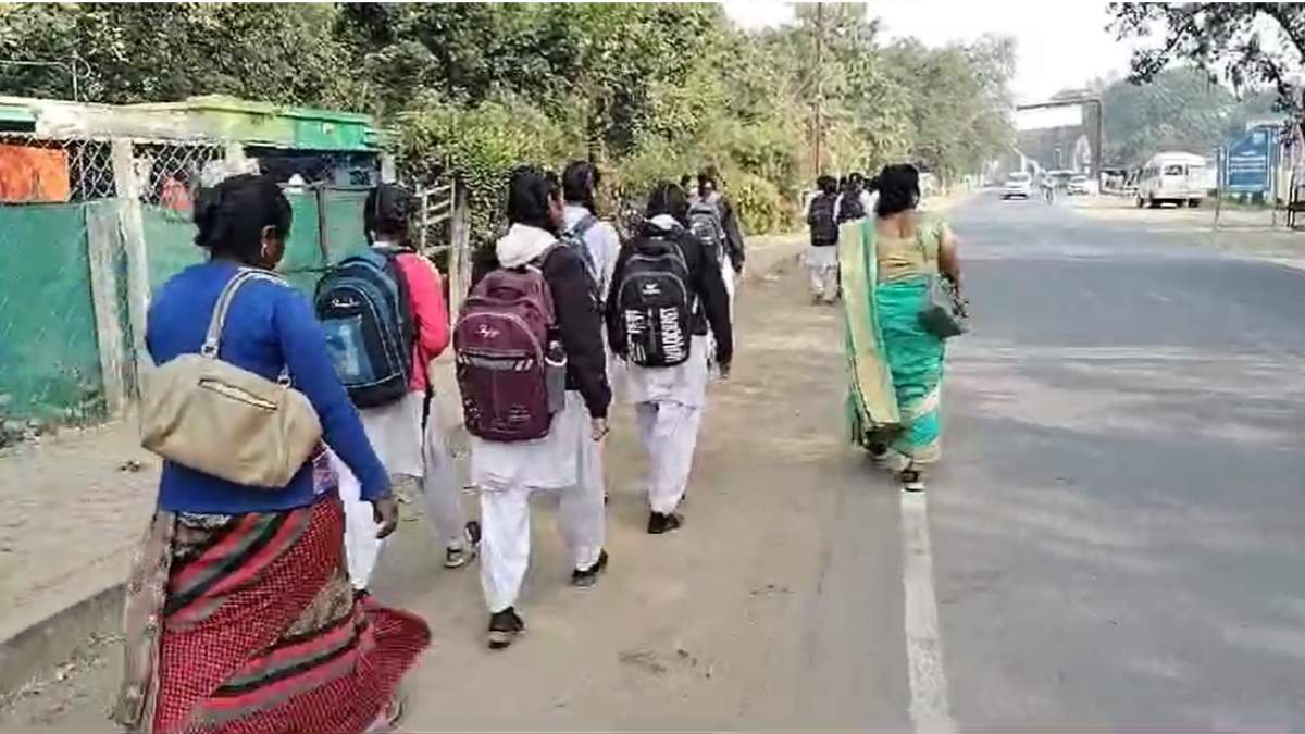 एसडीएम ने छात्राओं को मीडिया से बात करने किया मनाः छात्रावास वार्डन की शिकायत करने कलेक्ट्रेट पहुंची थी छात्राएं, पालकों ने लगाए ये गंभीर आरोप