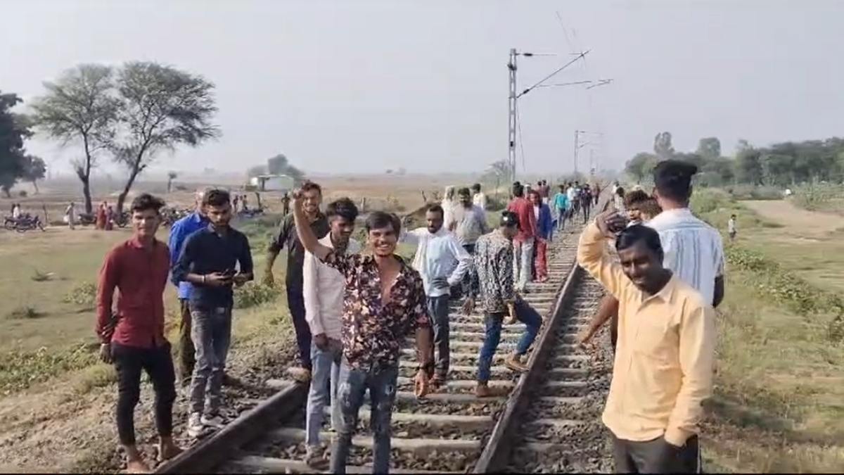 रेलवे अंडरब्रिज में जलभराव की समस्याः परेशान ग्रामीणों ने रोकी ट्रेन, आश्वासन के बाद हटे ग्रामीण