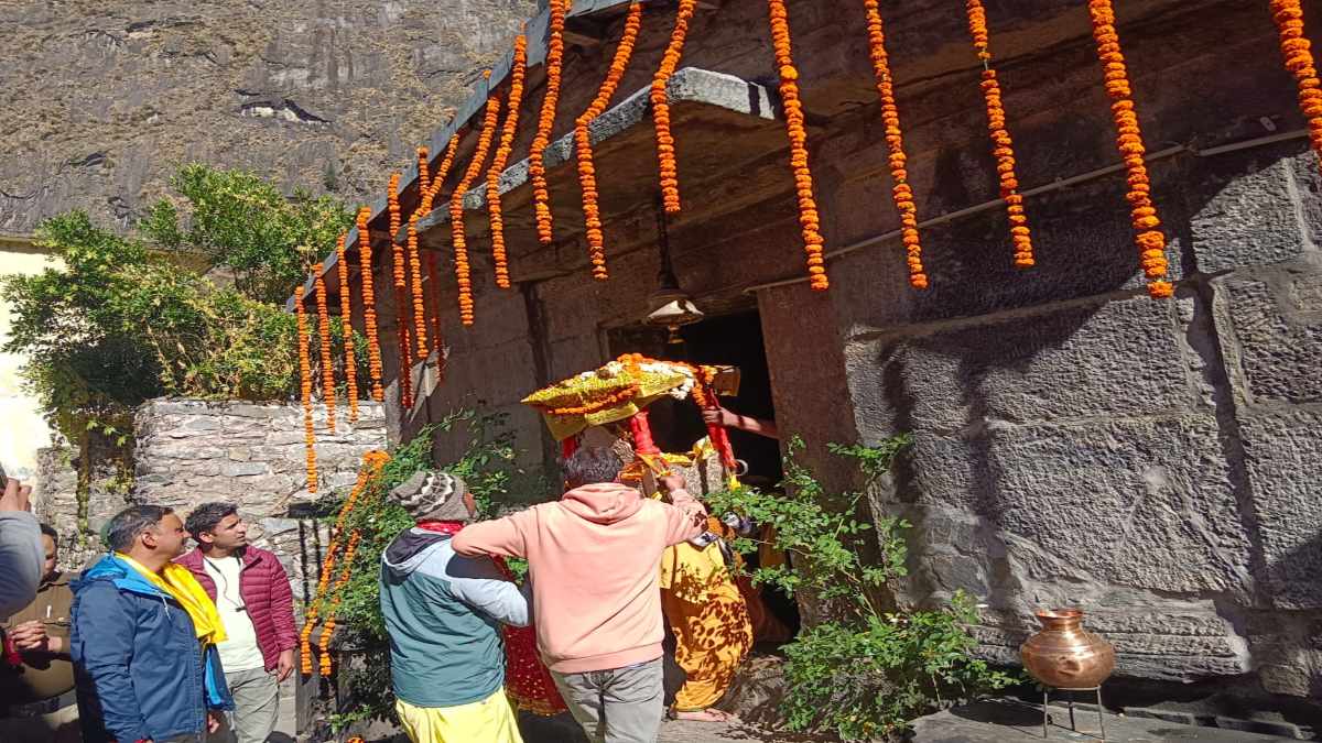 आर्मी बैंड की धुन से गूंजा बदरीनाथ धाम, श्री उद्धव जी, श्री कुबेर जी व आदि गुरु शंकराचार्य जी की गद्दी पहुंची पांडुकेश्वर