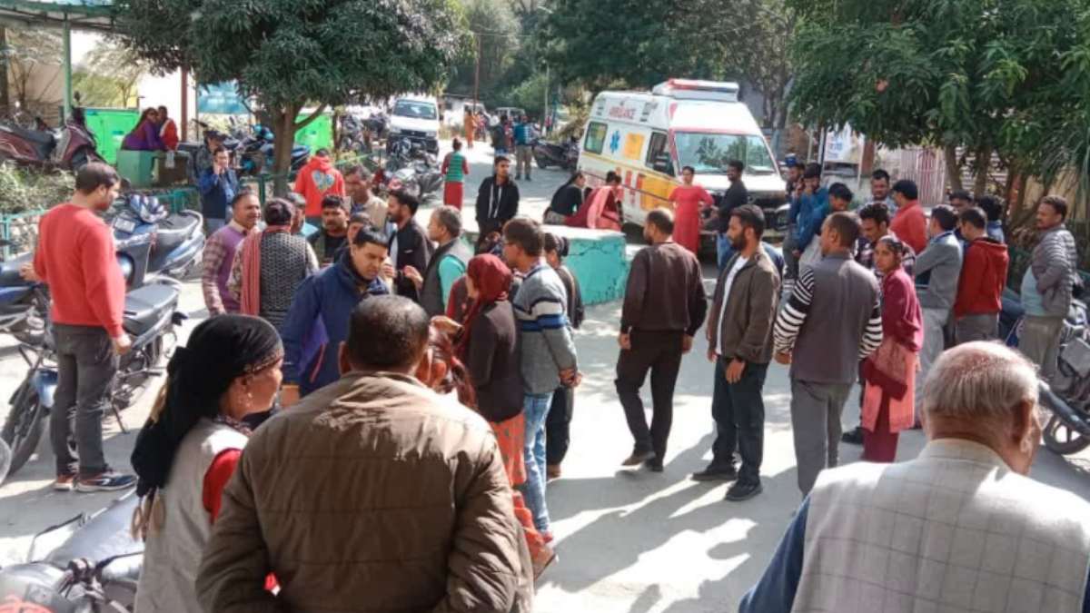 दर्दनाक हादसा: बस की चपेट में आने से बाइक सवार पिता-पुत्री की मौत, 2 बच्चे गंभीर घायल
