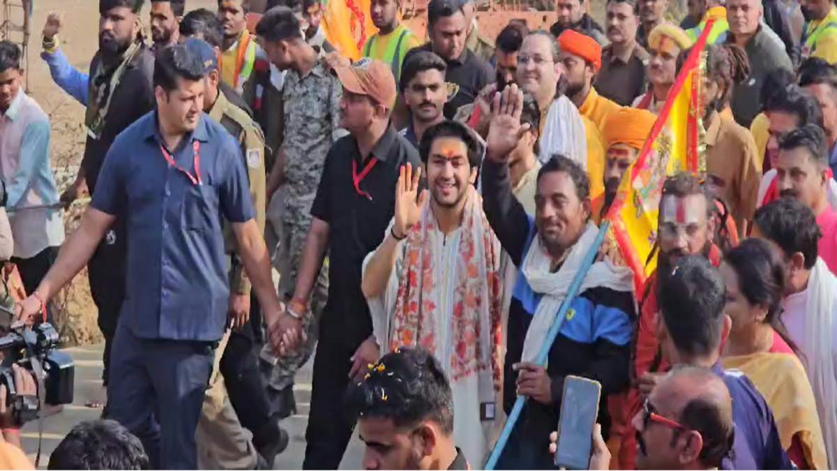 ‘हिंदू एकता पदयात्रा’: चौथे दिन 22 किमी चलेंगे बागेश्वर धाम के पंडित धीरेंद्र शास्त्री, नौगांव से आगे निकली यात्रा