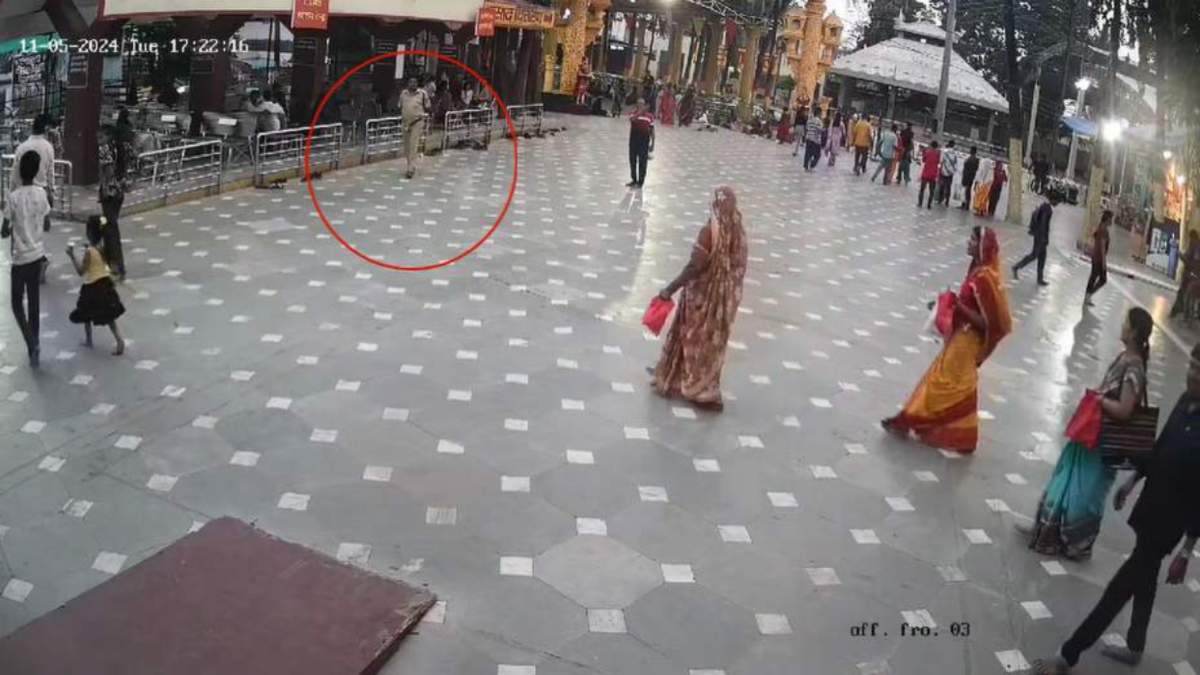 खाकी शर्मसार! मंदिर में महिला से पैसे लेकर रफूचक्कर हुआ वर्दीधारी, CCTV कैमरे में कैद हुई घटना