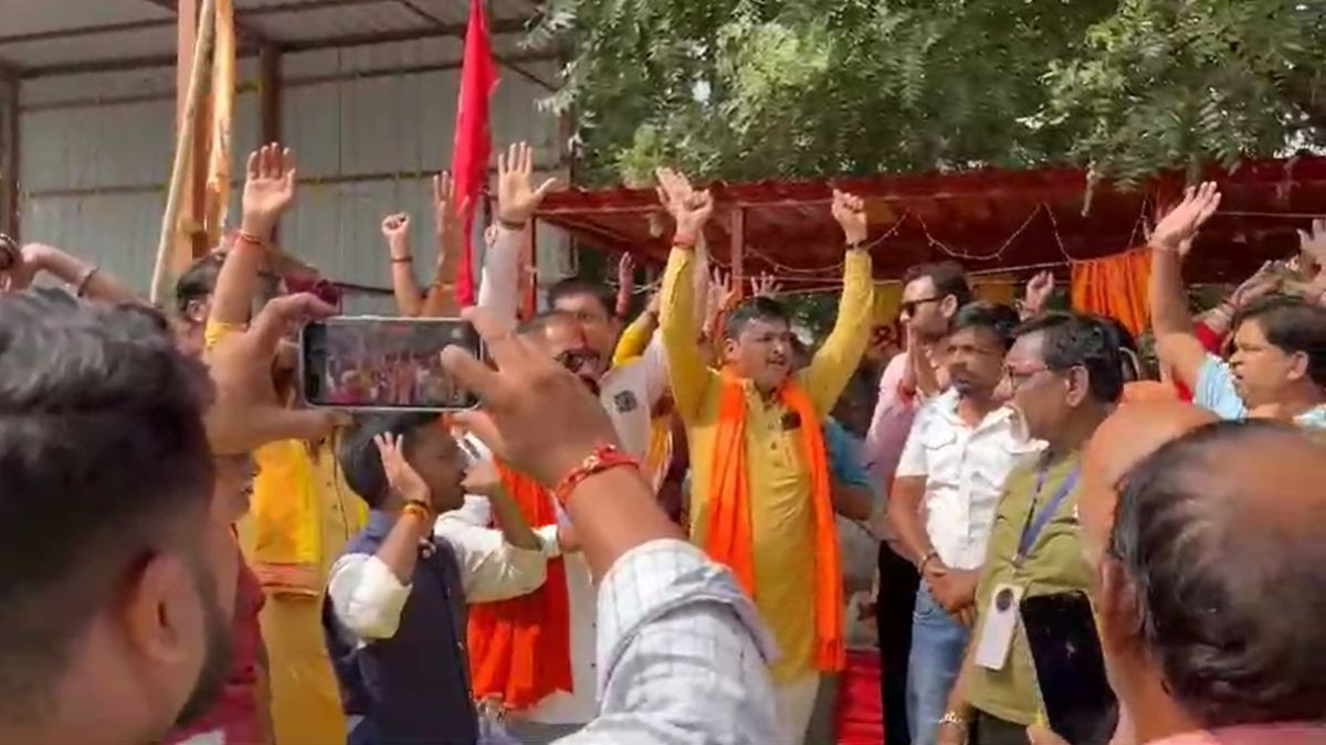 हनुमान मंदिर तोड़ने दिया नोटिसः रहवासियों के साथ विरोध में उतरे बजरंग दल और VHP, हनुमान चालीस का पाठ और राम धुन में जुटे लोग