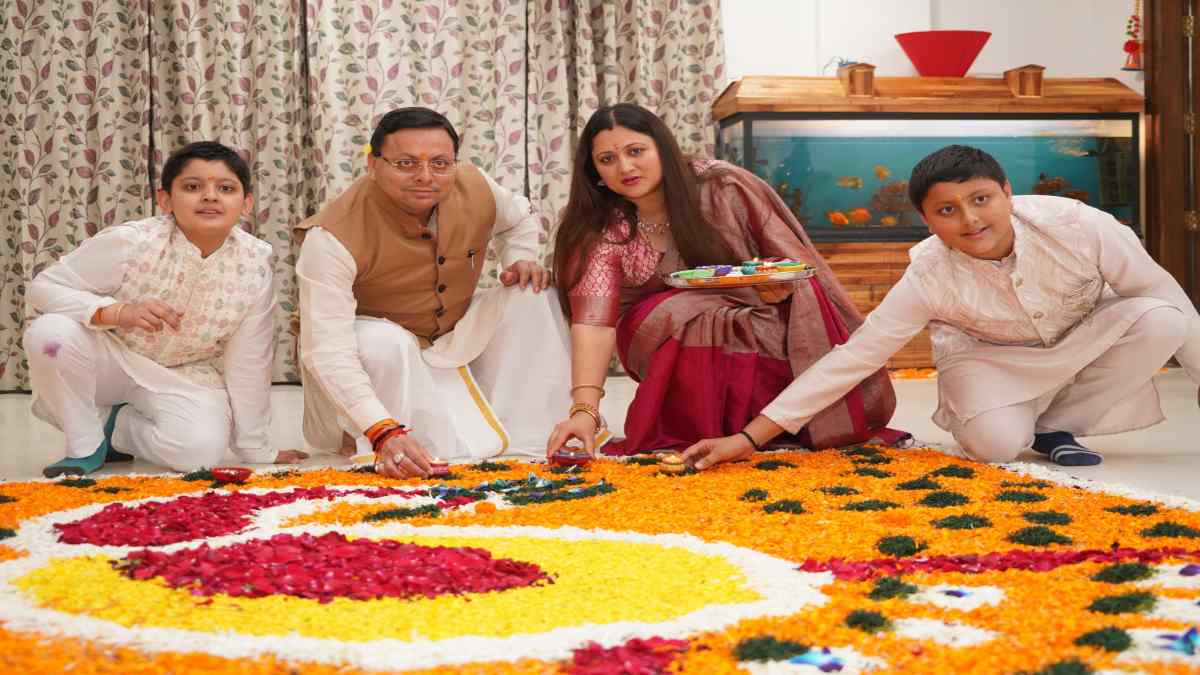 CM धामी ने परिवार संग मनाई दिवाली, विधि-विधान से की पूजा-अर्चना, जलाई फुलझड़ी