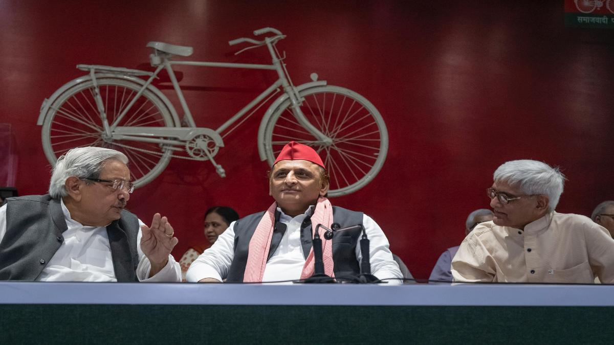 BJP के ‘कटेंगे तो बटेंगे’ नारे पर अखिलेश का पलटवार, कहा- बचे हुए 10 प्रतिशत मतदाता को डराकर एक करने की कोशिश, कहा- सत्ता में रहकर कमजोरी की बातें…