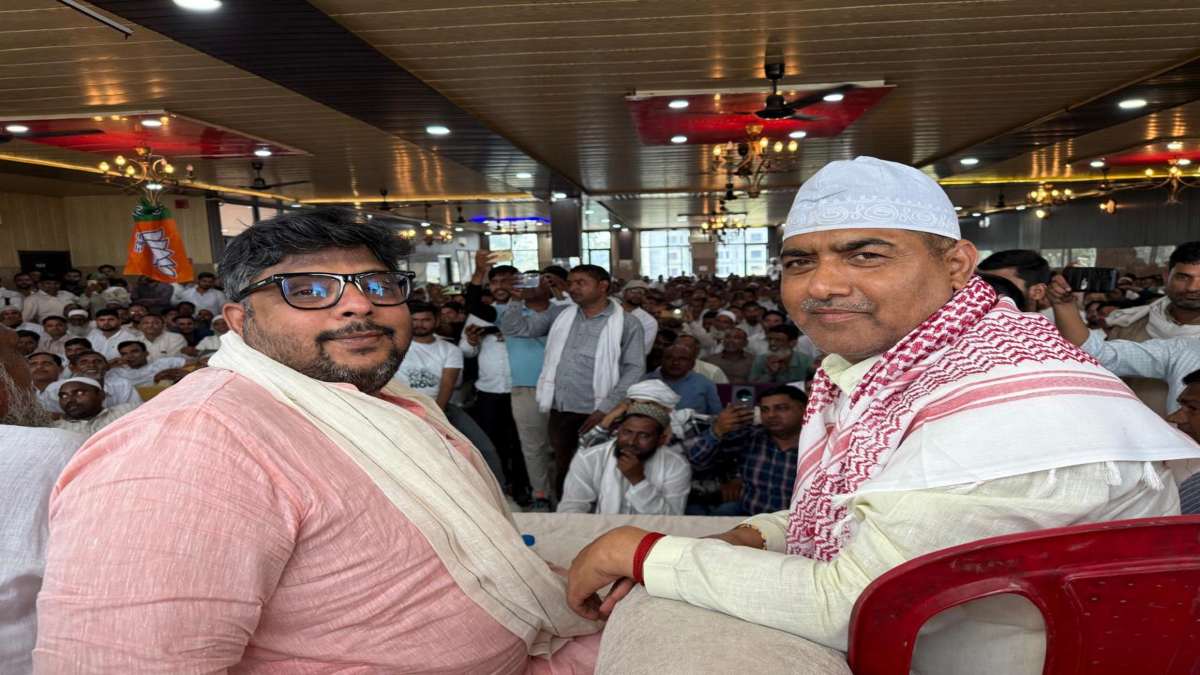 उपचुनाव के सियासी दांवपेच: मुस्लिम कार्यकर्ताओं ने BJP प्रत्याशी को पहनाई टोपी, दिया सऊदी अरब का रुमाल