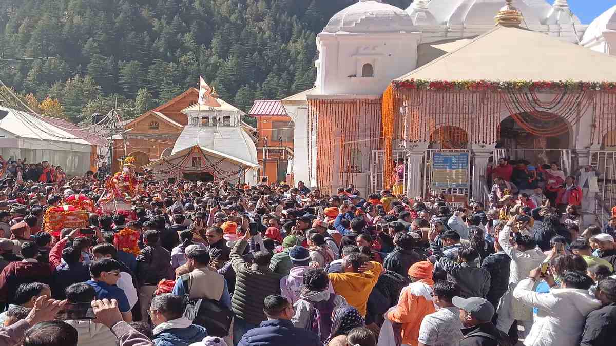 शीतकाल के लिए बंद हुए गंगोत्री धाम के कपाट: ‘जय मां गंगे’ के जयकारों से गूंज उठा मंदिर परिसर, अब मुखबा में मां गंगा के दर्शन कर सकेंगे श्रद्धालु