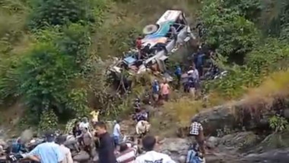 BREAKING : अल्मोड़ा में हादसा, खाई में गिरी बस, 15 की मौत, कई घायल