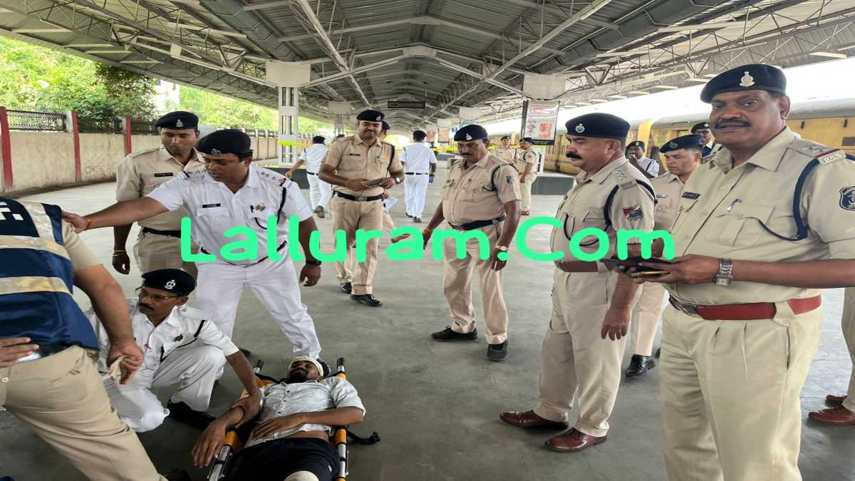 बड़ी खबर : रायपुर रेलवे स्टेशन में बम मिलने की सूचना! अधिकारियों में मचा हड़कंप, देखें फोटो और वीडियो …