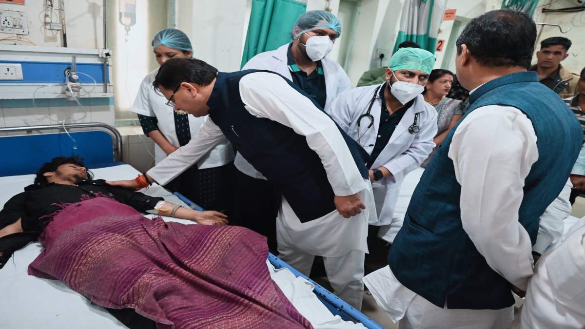 Almora Bus Accident: घायलों से मिलने अस्पताल पहुंचे CM धामी, बेहतर इजाल के लिए अधिकारियों को दिए निर्देश, हादसे में 36 की हुई थी मौत